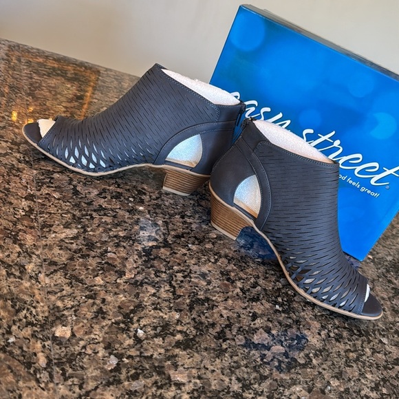 Easy Street navy sunrise stacked open toe bootie 8.5 NIB - Picture 3 of 9